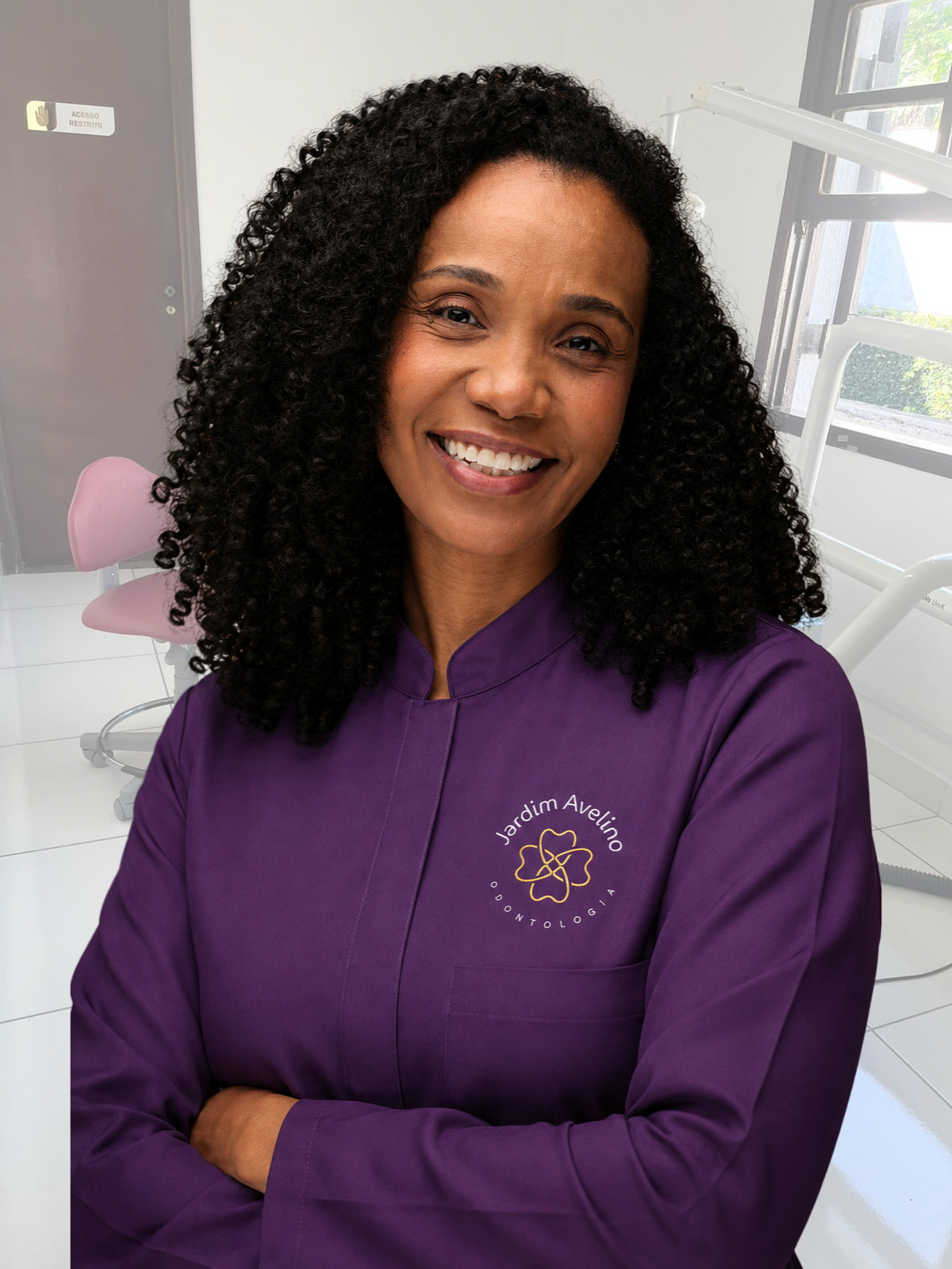 Dra. Tatiane Rosa Cruz em seu consultório odontológico